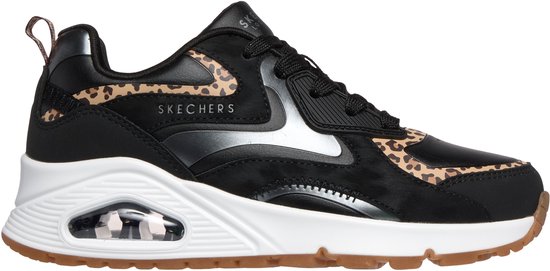 Zwarte Skechers sneaker met luipaardprint accenten. Witte zool met luchtdemping en een bruine loopzool.