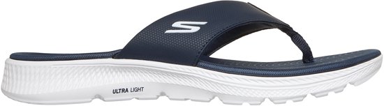 Marineblauwe slipper met 'S' logo, gestructureerd voetbed en witte zool met 'ULTRA LIGHT' tekst.
