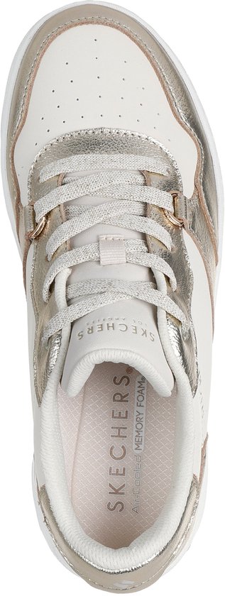 Bovenaanzicht van een witte sneaker met champagnekleurige accenten, veters en 'Skechers Air-Cooled Memory Foam' binnenzool.