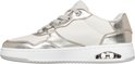 Zijaanzicht van een witte sneaker met champagnekleurige leren panelen, veters en een witte zool met luchtdemping.