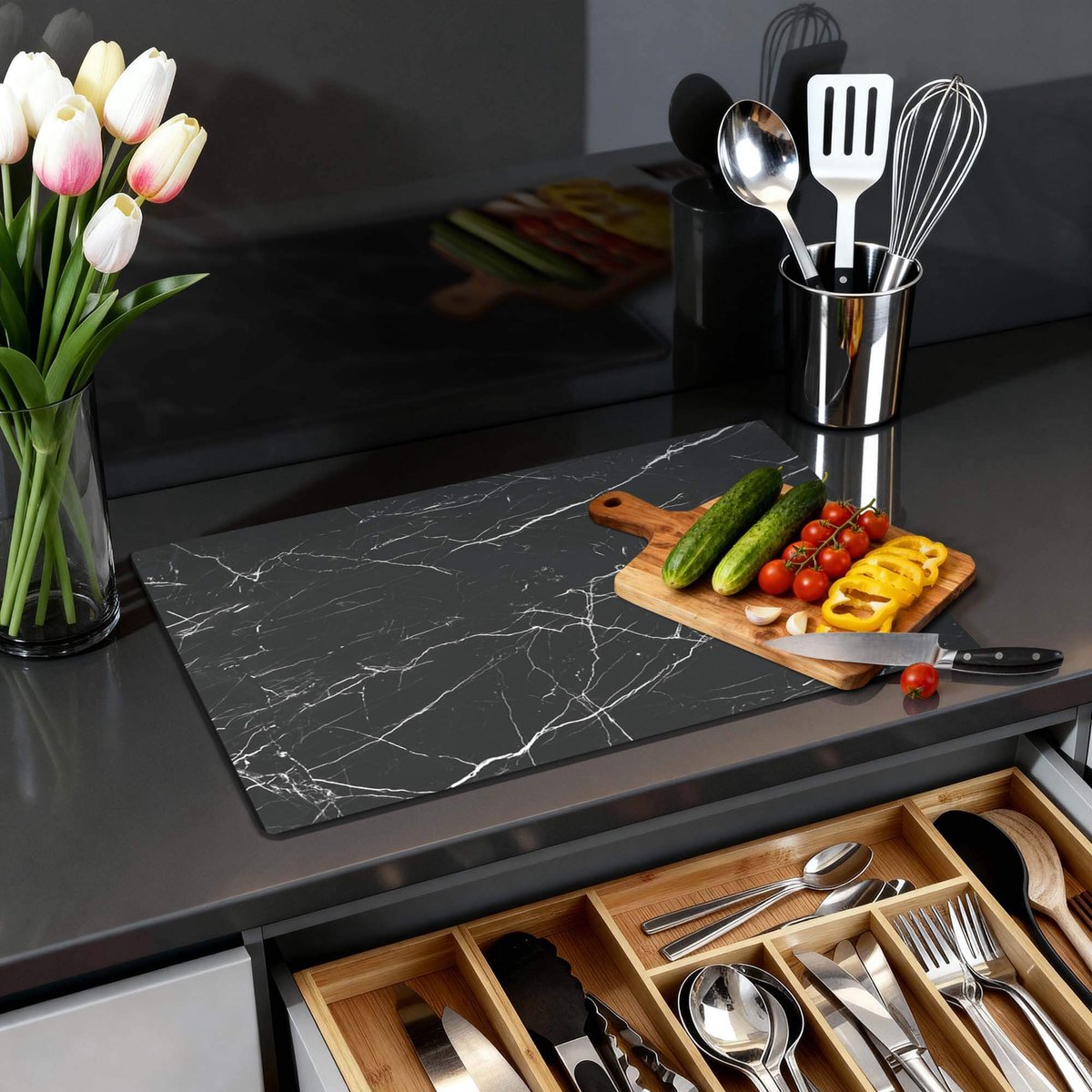 KitchenArt - Obsidian Marble - Inductie Beschermer - 71x52 cm - Kookplaat Beschermer - Luxe Afdekplaat Inductieplaat - Anti-slip & Oprolbaar - Beschermmat Inductiekookplaat