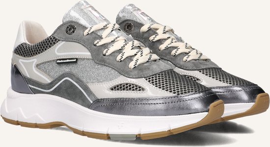 Zilverkleurige lage sneaker met veters, mesh, glitter en metallic details. De sneaker heeft een witte zool en bruine loopzool.