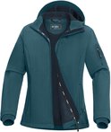 Donkergroene softshell jas met capuchon, deels open rits toont zwarte voering met merklogo.