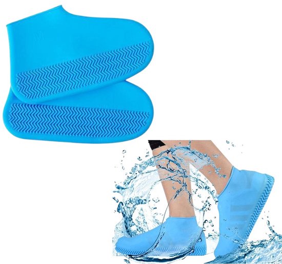 Paar blauwe siliconen overschoenen op een witte achtergrond, en een been dat de overschoen omdoet.