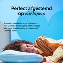 Zijslaper met krullend bruin haar, liggend op een lichtblauw Cloudpillo hoofdkussen. Tekst: Perfect afgestemd op zijslapers. Speciaal ontwikkeld voor zijslapers – Met unieke uitsparing die zich aanpast aan jouw slaaphouding en maximaal comfort biedt.