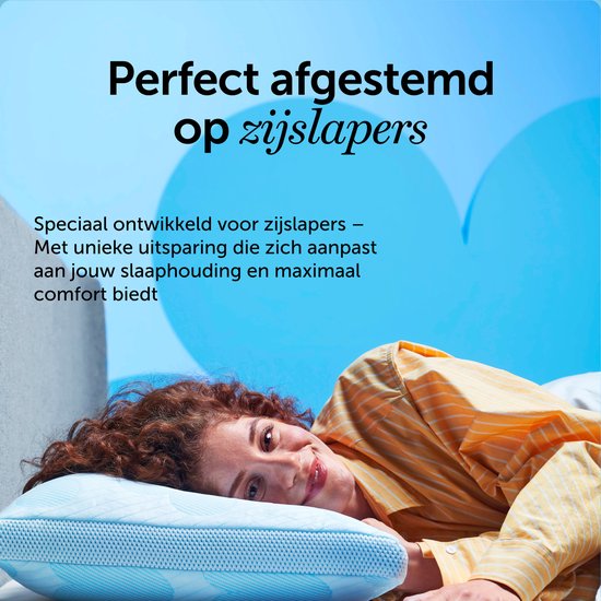 Zijslaper met krullend bruin haar, liggend op een lichtblauw Cloudpillo hoofdkussen. Tekst: Perfect afgestemd op zijslapers. Speciaal ontwikkeld voor zijslapers – Met unieke uitsparing die zich aanpast aan jouw slaaphouding en maximaal comfort biedt.