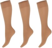Drie beige kniekousen met een glanzende afwerking, die tot net onder de knie reiken.
