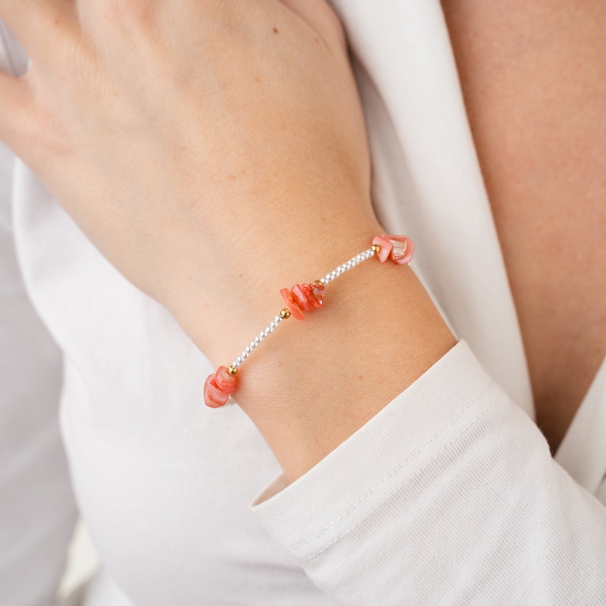 Kralenarmband - Minimalistisch - Trendy - Cremé kraaltjes - Oranjeroze Steentjes - Stainless Steel - Goudkleurig - Verstelbaar - Nikkelvrij