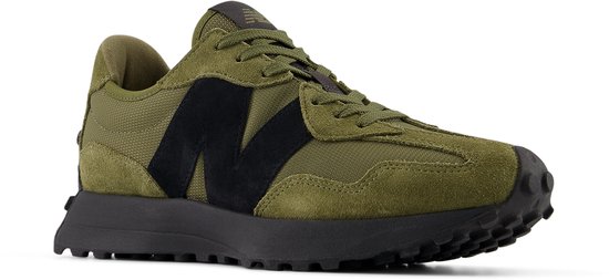 Vue latérale du sneaker New Balance 327 vert avec daim vert et logo 'N' noir.