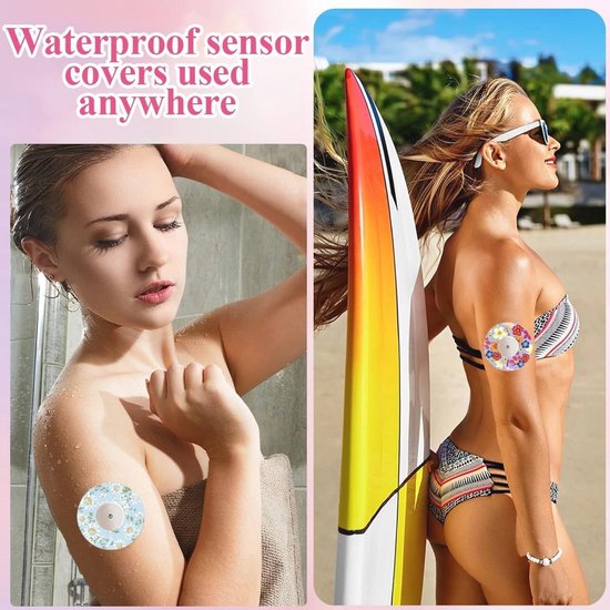 Vrouw in badkamer en op strand met ronde, bloemvormige sensorpleisters op haar arm. Waterdichte sensorhoezen.