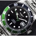 Herenhorloge met zwarte wijzerplaat, groene lunette, zilverkleurige band en datumweergave.