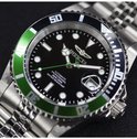 Gedetailleerde weergave van een herenhorloge met zwarte wijzerplaat, groene lunette en zilverkleurige band.