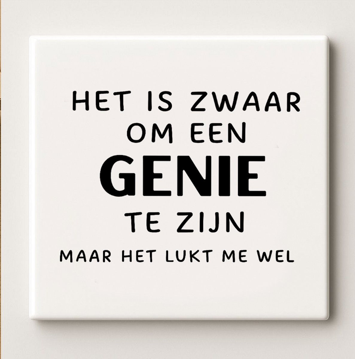 Nevolis Het Is Zwaar Om Een Genie Te Zijn Tegel – Grappige Quote Typografie Wanddecoratie – Keramische Tegel 15 × 15 cm Multi Color