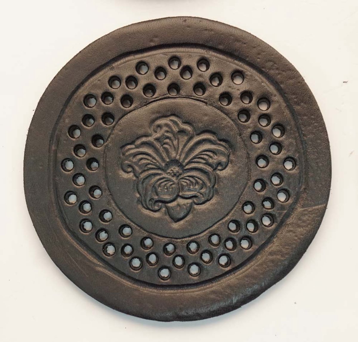 Ronde leren onderzetters zwart bloem met gaatjes set van 6 stuks - lederen onderzetters bloemen - 100% leren onderzetters zwart - 100% lederen onderzetters bloemen - leuke handgemaakte onderzetters voor glazen - bloemen onderzetters