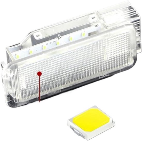 Een heldere LED-lamp met witte LED's en een losse gele LED-chip.