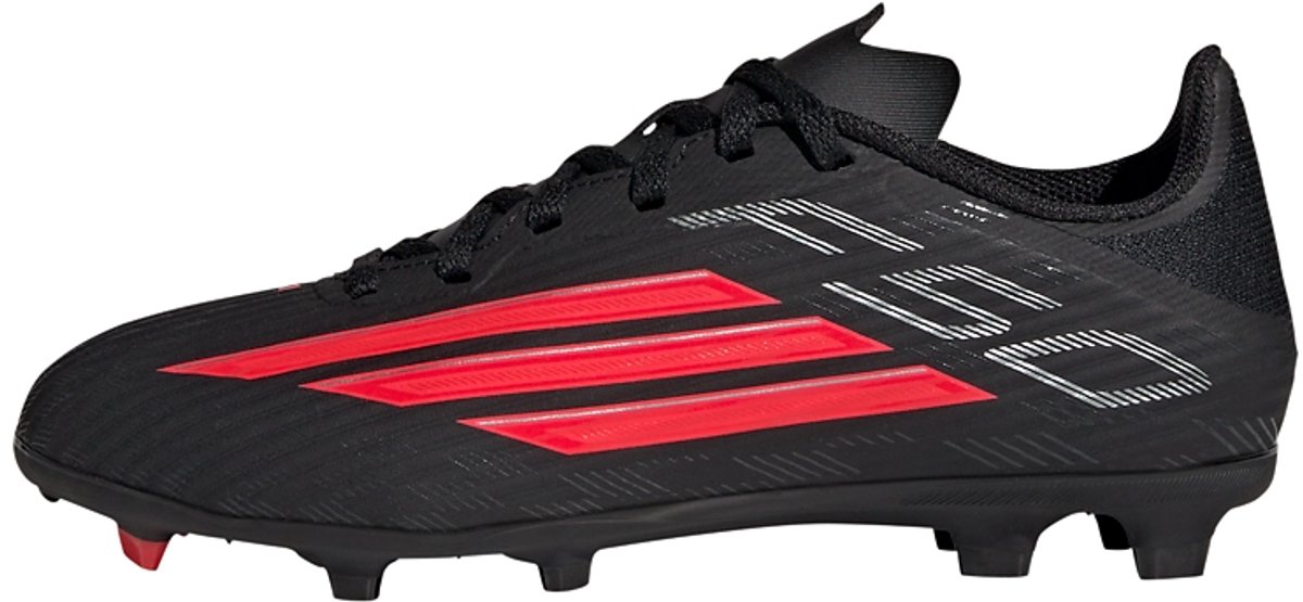 Zwarte adidas F50 LEAGUE voetbalschoenen voor kinderen met rode strepen, geschikt voor firm en multi ground.