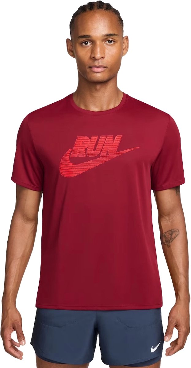 Nike dri-fit uv miler run energy t-shirt in de kleur . Roze