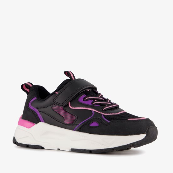 Zwarte sneaker met roze en paarse accenten, klittenband en veters.