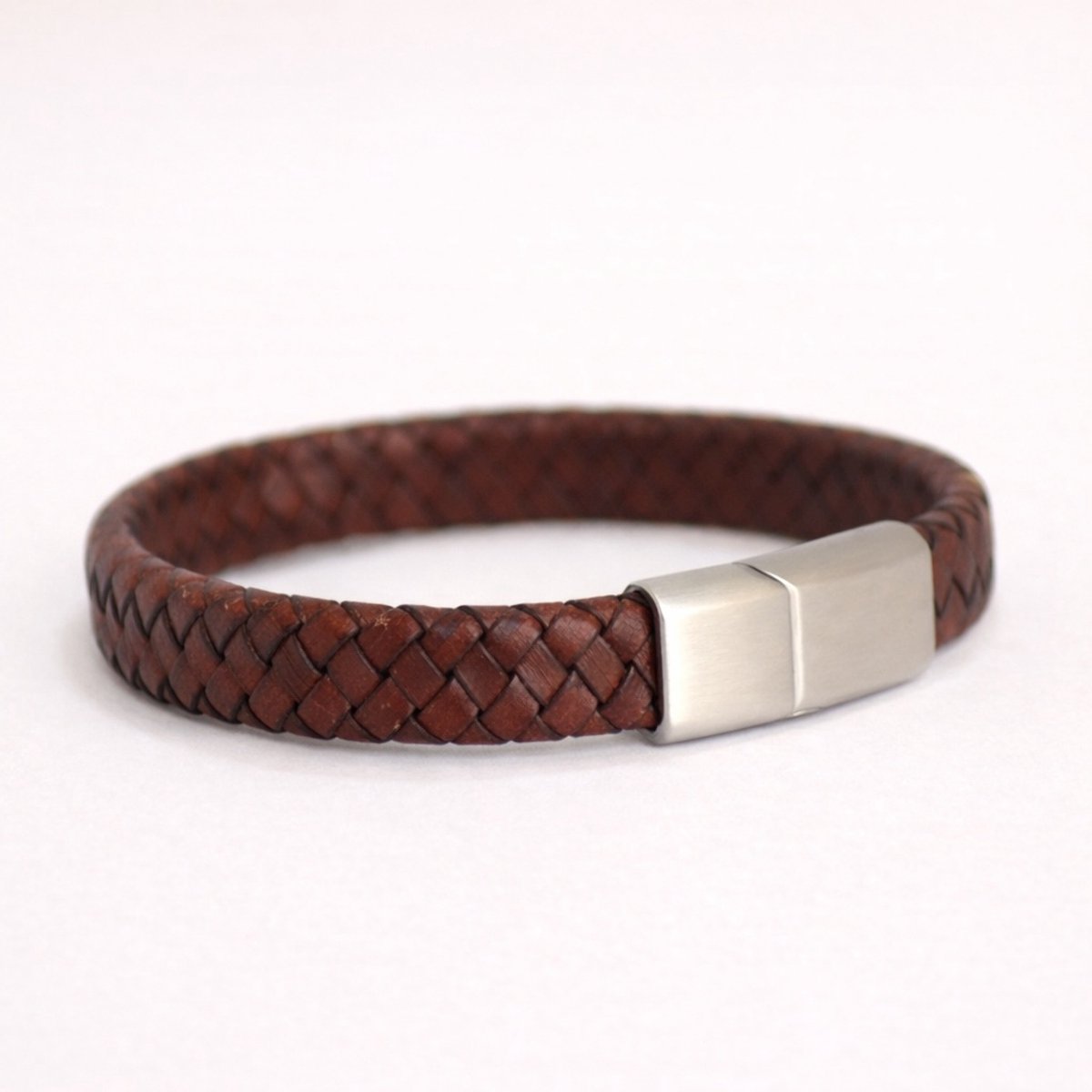 Assieraad - Asarmband met vulsetje - Mini urn - Lederen armband - Leer - Bruin - Matte zilveren sluiting - Maat Medium - 21 centimeter