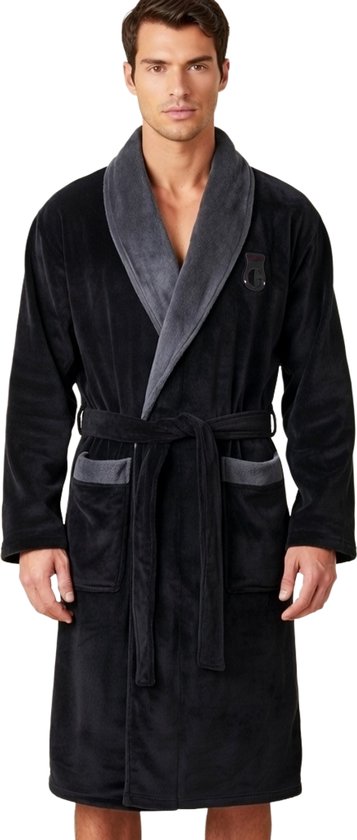 Man in een zwarte badjas met grijze revers, ceintuur en zakken, voorzien van een borstlogo.