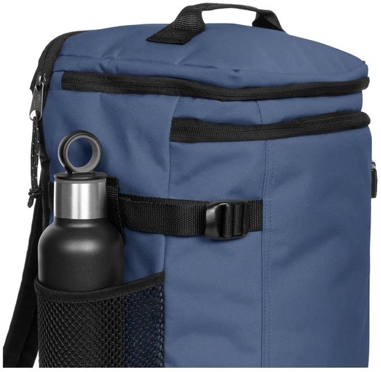Close-up van een donkerblauwe Eastpak rugzak met een waterflesje.