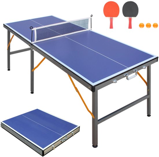 Blauwe, opvouwbare tafeltennistafel met een net, twee rackets (rood en zwart) en vier oranje balletjes. De tafel kan ook ingeklapt worden.