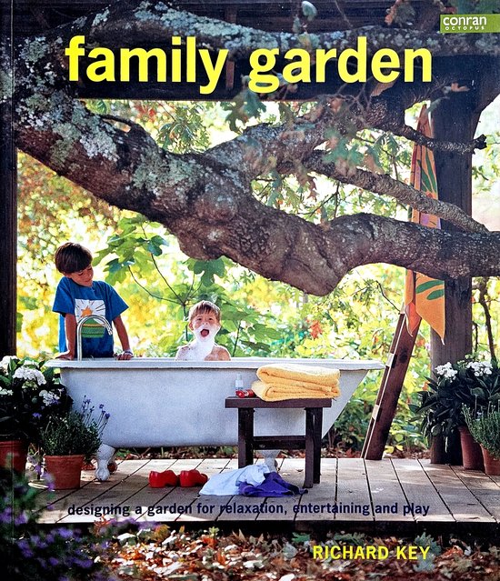 Deux garçons dans une baignoire dans le jardin, avec le texte 'family garden' et 'designing a garden for relaxation, entertaining and play'.