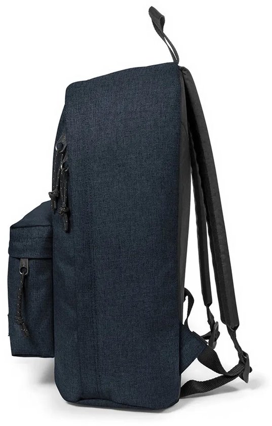 Zij aanzicht van een donkerblauwe Eastpak rugzak met textuur, met een voorvak en ritssluitingen.