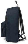 Zij aanzicht van een donkerblauwe Eastpak rugzak met textuur, met een voorvak en ritssluitingen.