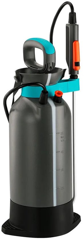 Donkergrijze 5L drukspuit van GARDENA met blauwe en zwarte details, staand op een zwarte voet.