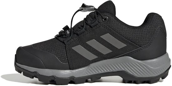 Zwarte wandelschoen voor kinderen met grijze Adidas-strepen en een grijze zool.