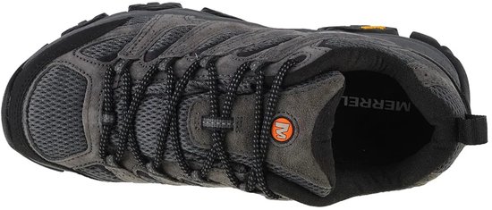 Grijze Merrell wandelschoen met veters, mesh en suède, bovenaanzicht.