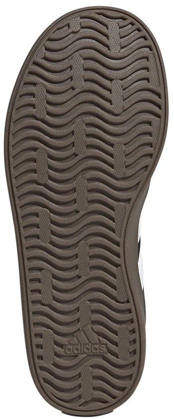Bruine zool van een zwarte sneaker met golvend profiel en Adidas logo.