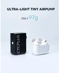 Zwarte CYCPLUS pomp naast een witte oplaadcase voor oordopjes. Tekst "ULTRA-LIGHT TINY AIRPUMP ONLY 97g".