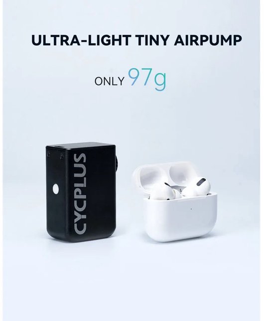 Zwarte CYCPLUS pomp naast een witte oplaadcase voor oordopjes. Tekst "ULTRA-LIGHT TINY AIRPUMP ONLY 97g".