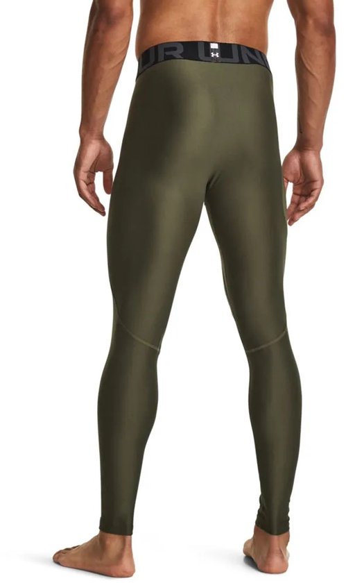 Achteraanzicht van een model dat de olijfgroene Under Armour sportlegging draagt.