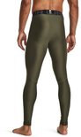 Achteraanzicht van een model dat de olijfgroene Under Armour sportlegging draagt.
