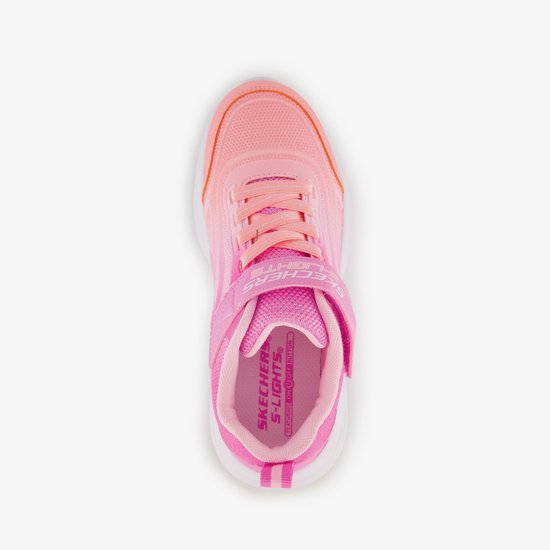 Roze sneaker met oranje ombre-verloop, veters en klittenbandsluiting.