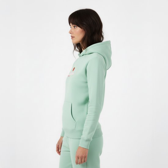 Zijaanzicht van een lichtgroene hoodie met op de voorkant een print van een aardbei en de tekst "LONDON TENNISCLUB".