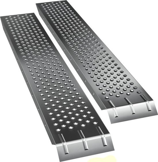 Twee metalen oprijplaten met antislip geperforeerd staal. De platen hebben een gebogen uiteinde.