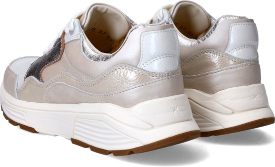 Achterkant van beige leren veterschoenen met zilveren accenten.