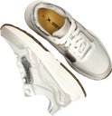 Lichtbeige damessneakers met zilveren accenten, witte zolen en veters. Van bovenaf gezien.