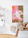 Wanddecoratie met vogelillustratie boven een kinderbed in een slaapkamer.