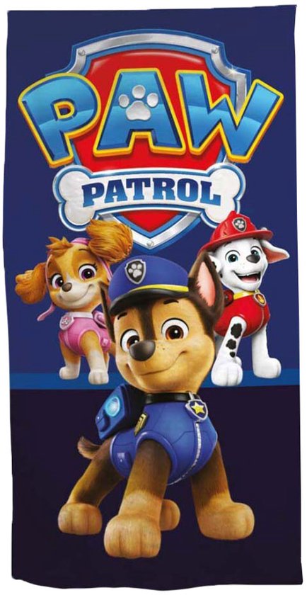 Chase, Marshall et Skye de PAW Patrol sur une serviette bleu foncé avec le logo PAW Patrol.