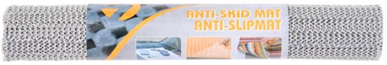 Opgerolde grijze antislipmat met een op de verpakking afgebeelde auto-interieur, een close-up van de mat en gestreepte stoffen.