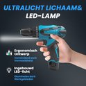 Hand houdt blauwe en zwarte accu boormachine met LED-lamp die een werkgebied verlicht.