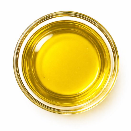 Gouden olijfolie in een glazen kom