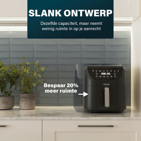 Zwarte Princess Airfryer op een aanrecht met planten, met de tekst 'Slank ontwerp'. De airfryer wordt aangegeven als ruimtebesparend.