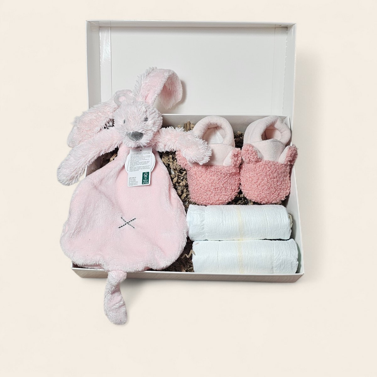 Luxe kraamcadeau meisje – met luiers, slofjes en roze tuttle