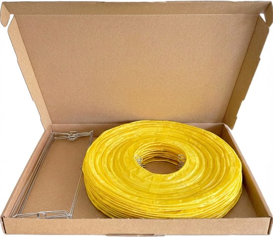 Gele papieren lampionnen, opgevouwen in een kartonnen doos, met een metalen frame.